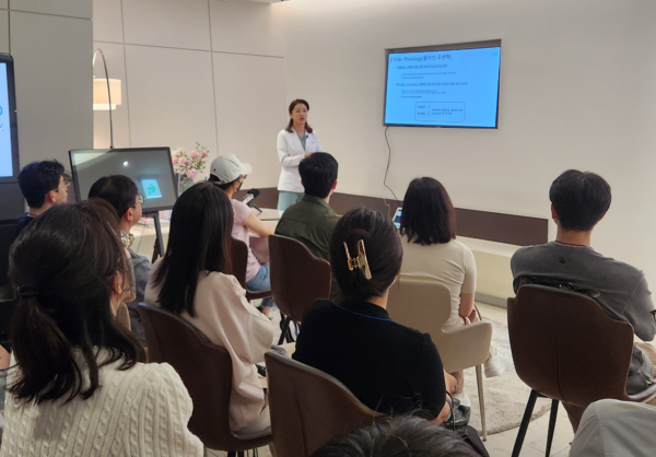 지난 29일, 휴메딕스는 의료진을 대상으로 HA 필러를 이용한 미세 부위 시술에 관한 강연을 진행했다. 강연을 맡은 사람은 뷰티바성형외과의 김은연 대표원장이다.